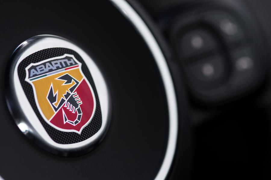 Детали интерьера Abarth 595C Turismo (312) 2016 года  (UK) (фото 11 из 24)